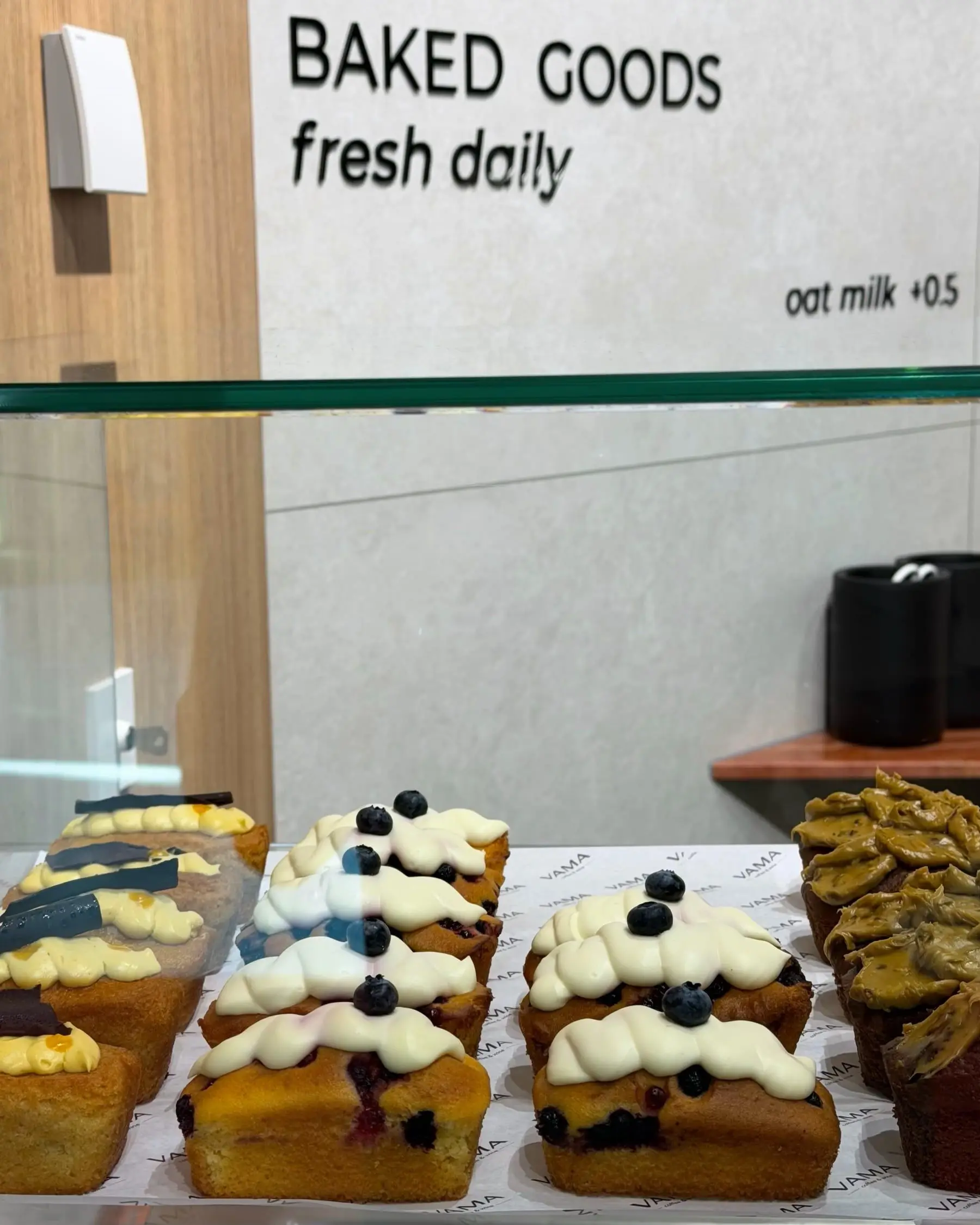 Loaf Cakes mit Frischkäse-Frosting und Heidelbeeren in der Vitrine