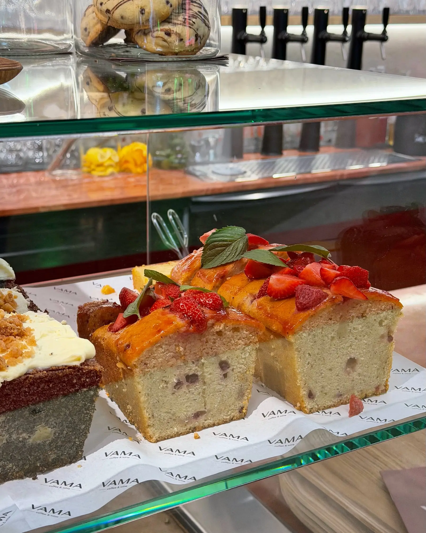 Blechkuchen mit frischen Erdbeeren in der Glasvitrine