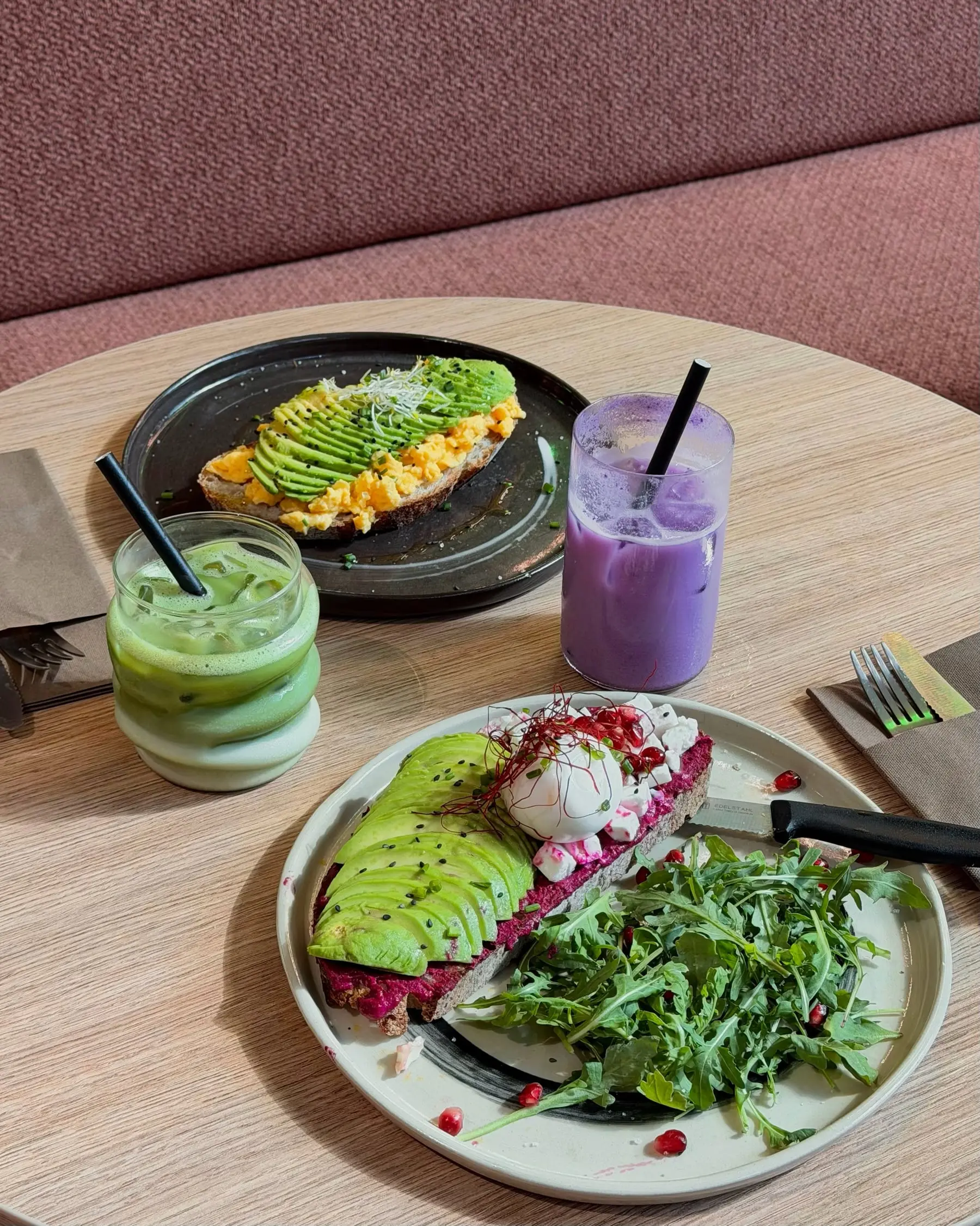 Frühstückstisch mit Avocado-Brot, Rührei-Toast, Iced Matcha und Ube Latte